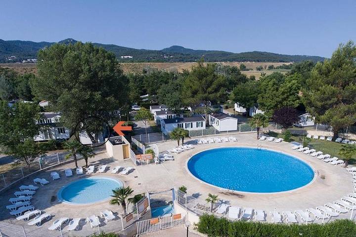 Camping pour 6 personnes, avec terrasse ainsi que vue et piscine, animaux acceptés à La Roque-d'Anthéron - 2