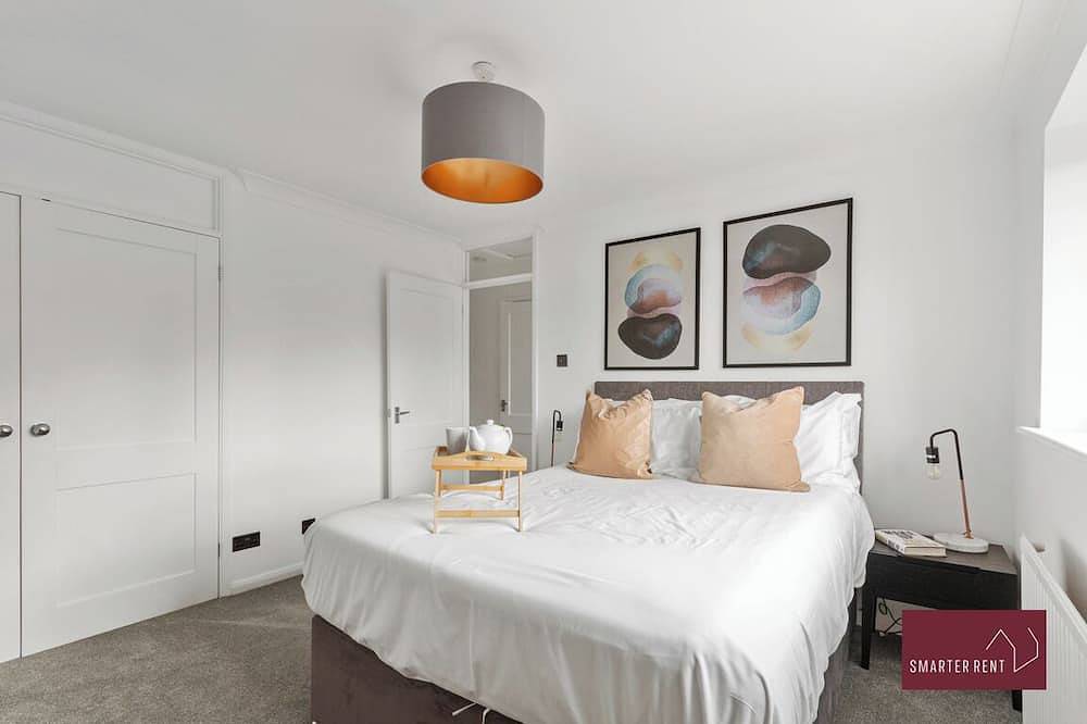 Guildford - Two Bedroom House with Garden in Guildford, Surrey