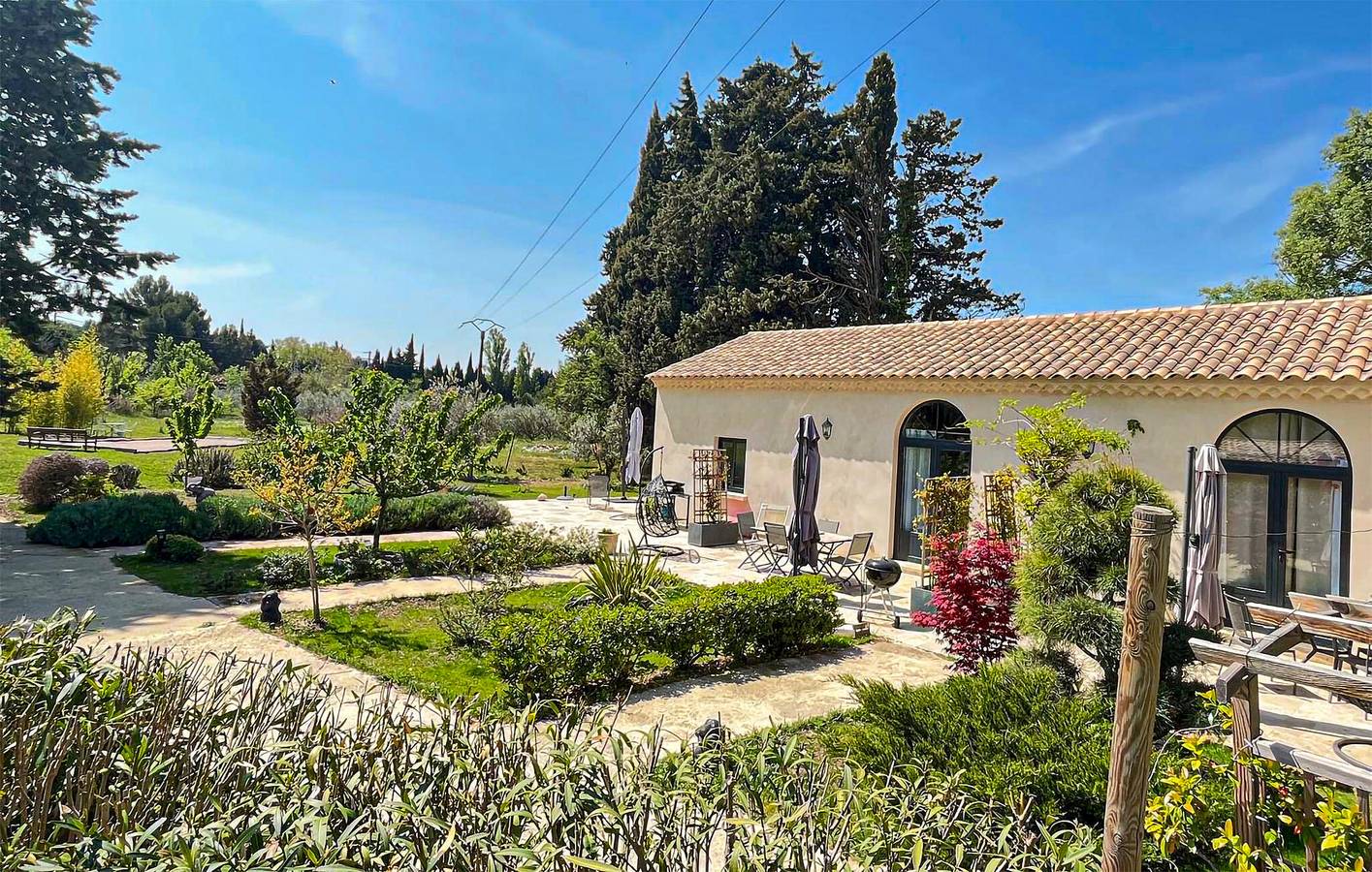 Charmante Ferienwohnung mit Pool, WLAN, Terrasse und Parkplatz in Eyragues, Arles und Umgebung
