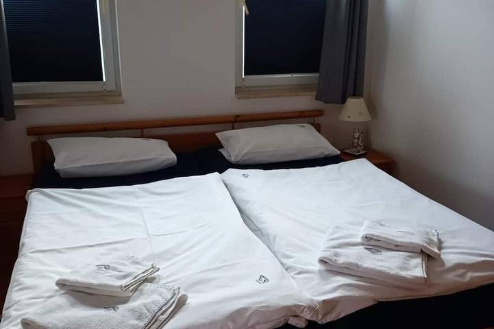 Ganze Wohnung, Aalhaus Wustrow Wohnung zum Hof  900m zum Strand in Wustrow, Fischland