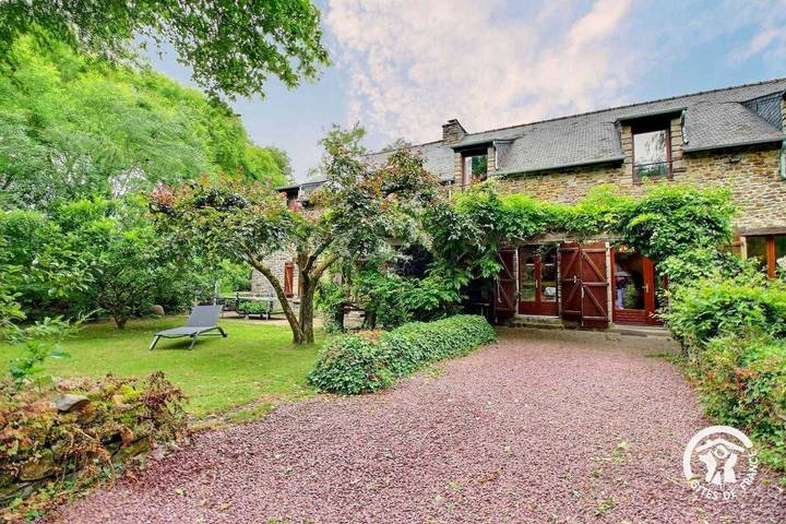 Gîte pour 11 personnes, avec jardin et jacuzzi, animaux acceptés à Mauron
