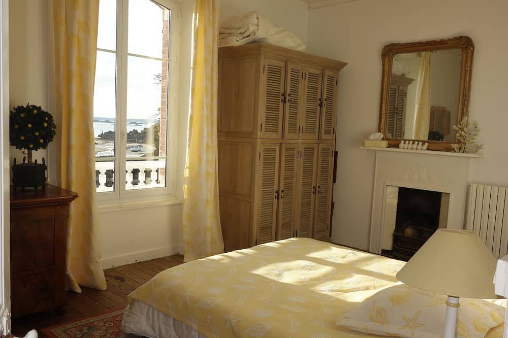 Pies de la casa en el agua in Saint-Briac-sur-Mer, Región de Saint-Malo