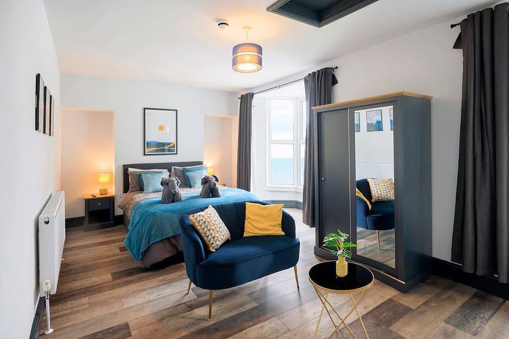 Large seafront apartment with balcony, parking and sea views in Aberystwyth, Cardigan Bay