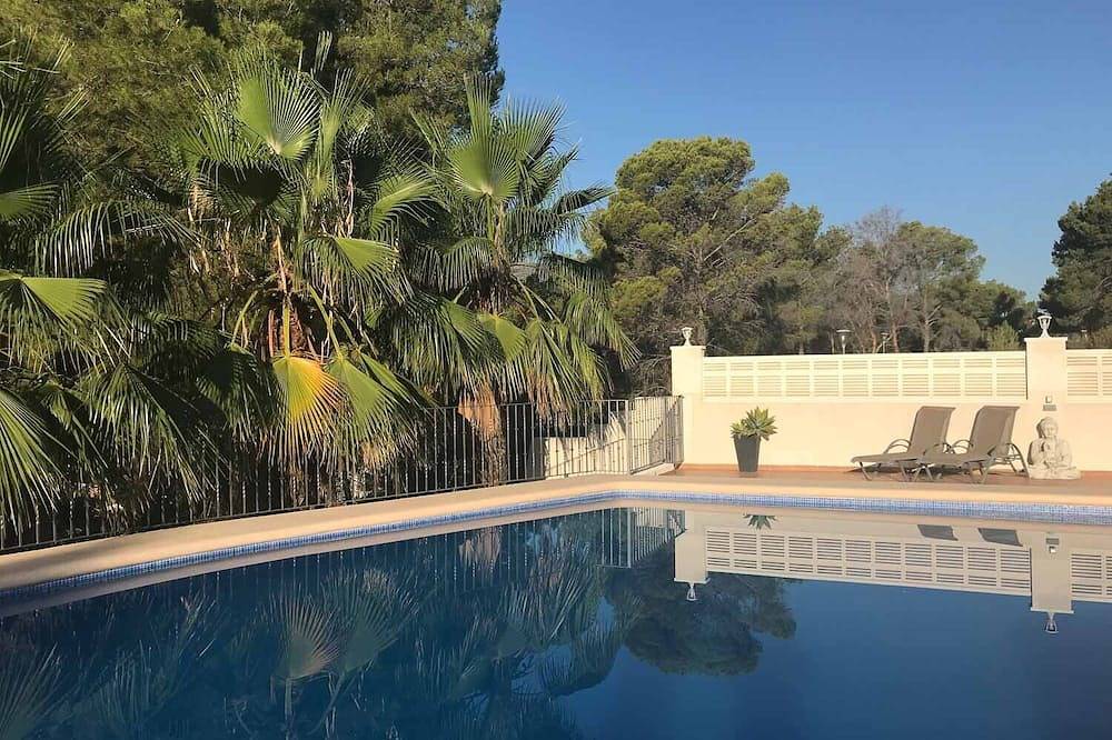 Large modern villa in quiet surroundings with large private pool.  in Alcalalí, Costa Blanca