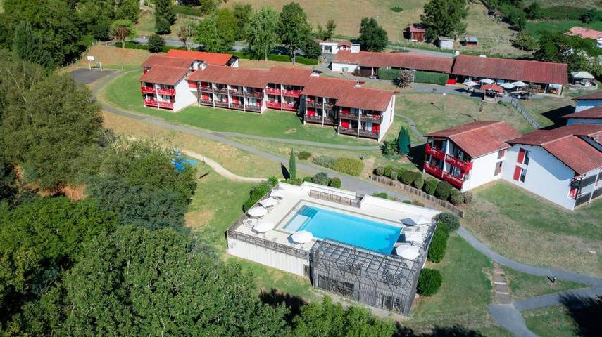 Parc de vacances pour 4 personnes, avec jardin et piscine à Saint-Étienne-de-Baïgorry - 3