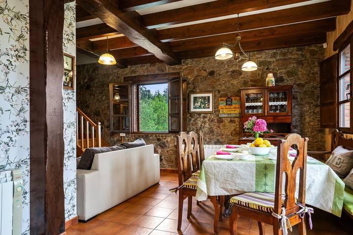 Casa rural 'Casa Jesusa' com vista para a montanha, terraço privado e Wi-Fi in Carreño, Costa Verde (Espanha)