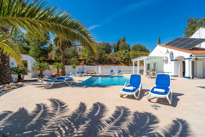 Villa Monterosa con vistas al lago y a la montaña, piscina, jardín y Wi-Fi in Viñuela, Cordillera Penibética