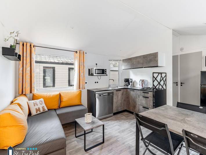 Camping Oléron Saint Tro'Park - Mobilheim 6 personen - Mobilheim Premium 33m² (3 Zimmer) + Geschirrspülmaschine + Bett 160 + Halbüberdachte Terrasse 15m². in Saint-Trojan-les-Bains, Côte de Beauté