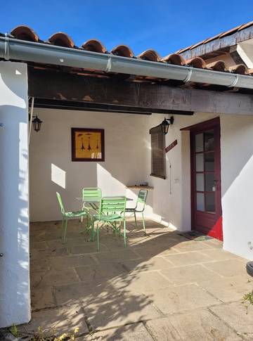 Gîte pour 2 personnes, avec piscine ainsi que terrasse et jardin à Rousson
