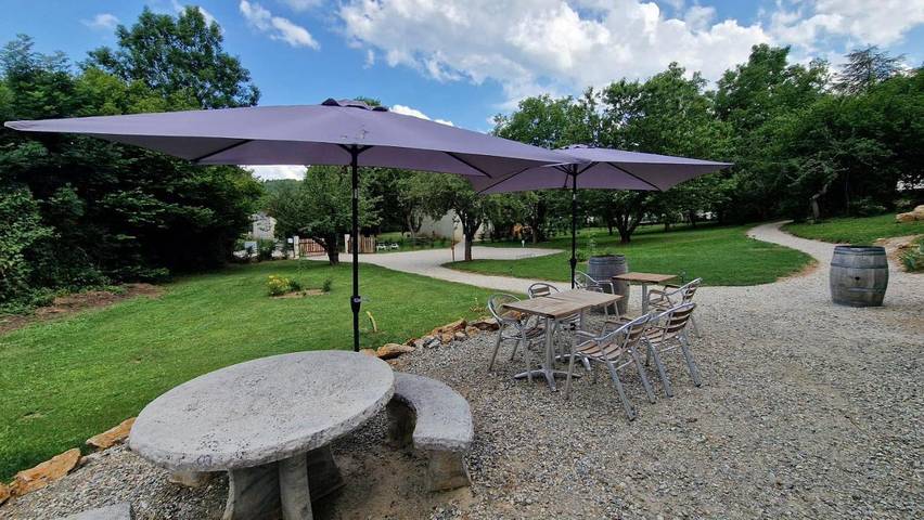 Location de vacances pour 4 personnes, avec terrasse ainsi que vue et jardin à Roquefeuil - 4