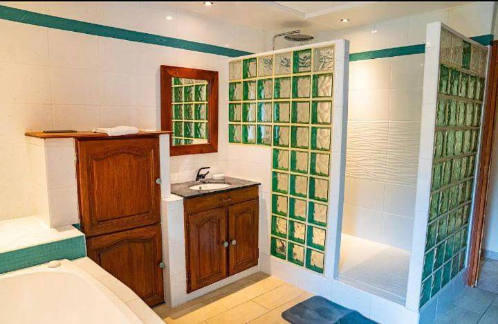 Location de vacances pour 14 personnes, avec jardin et vue à Vallières-les-Grandes - 3