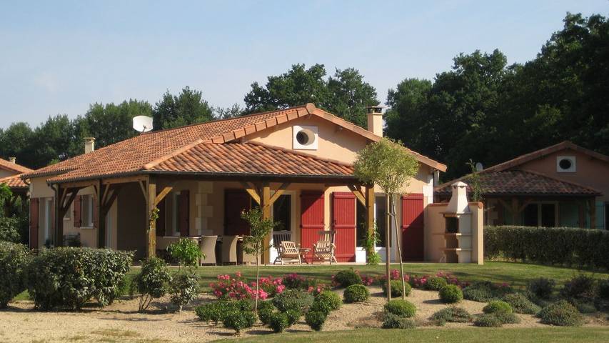 Villa pour 4 personnes, avec terrasse ainsi que jardin et piscine