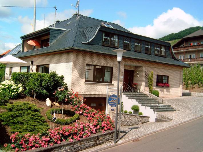 Ferienwohnung für 3 Personen, mit Balkon und Terrasse sowie Garten und Ausblick in Kröv