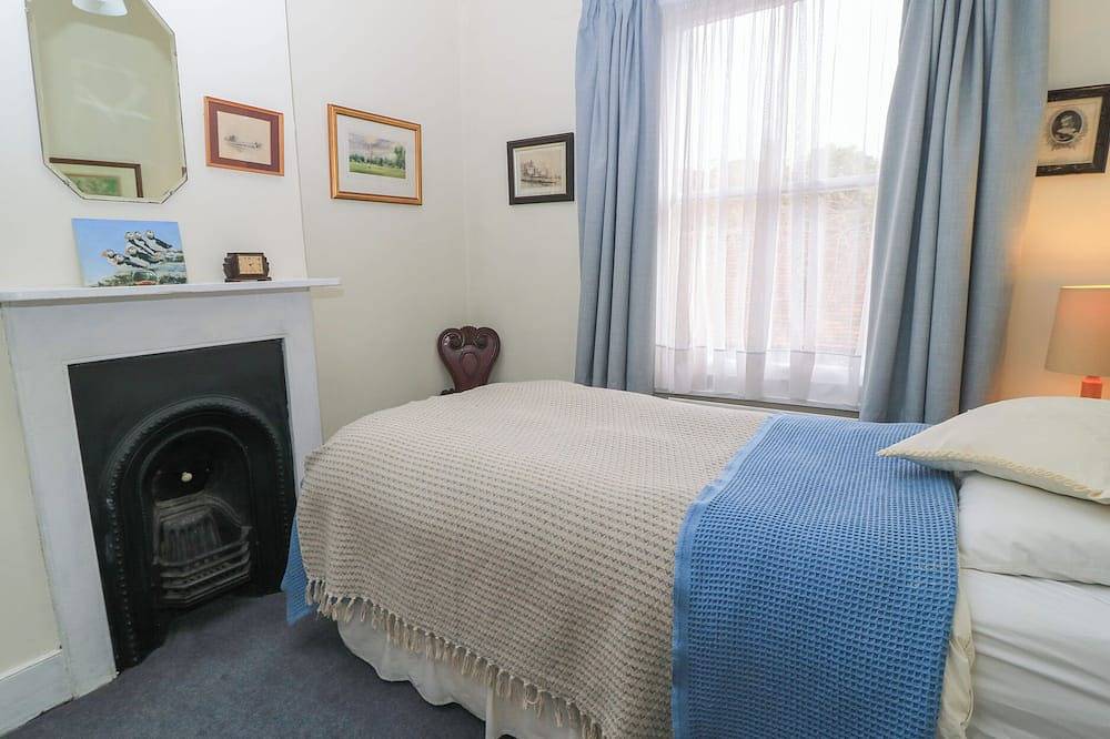 The Townhouse, character holiday cottage in Salisbury in Salisbury, Wiltshire