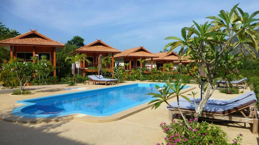 Hotel para 3 personas, con jardín y piscina además de terraza y vistas - 1