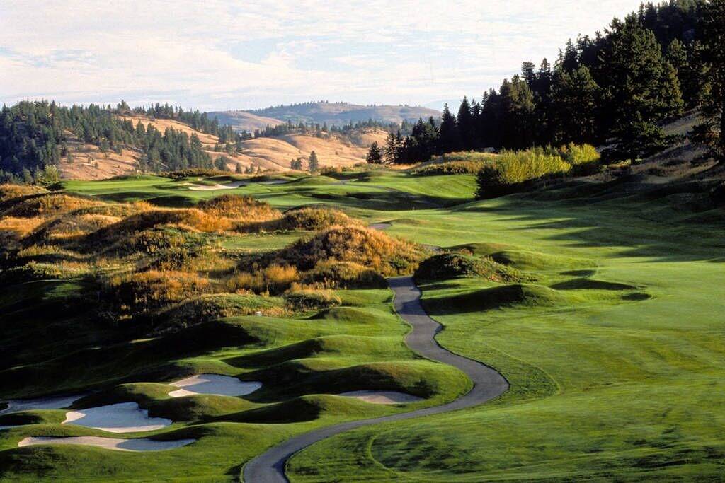 Newly renovated with Lakeviews, big yard, minutes to Silver Star/Golf/Wineries. in Silver Star