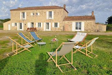 Gîte pour 10 personnes, avec jardin à Vairé