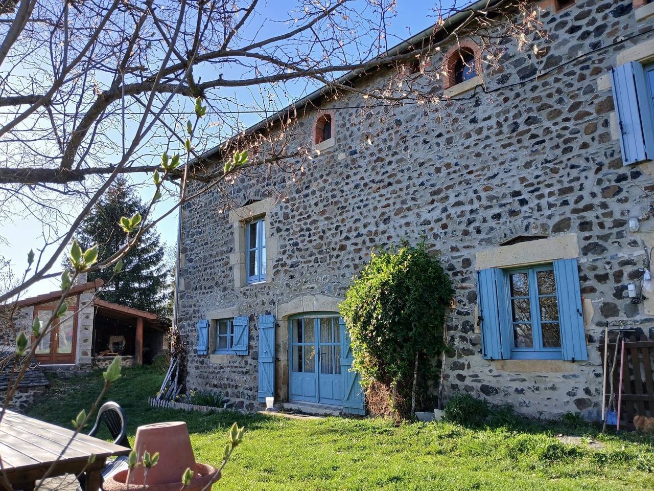 Chambre d’hôtes « Chambre D’Hôte 1 » avec vue sur la montagne et jardin commun in Beaulieu (Haute-Loire), Haute-Loire