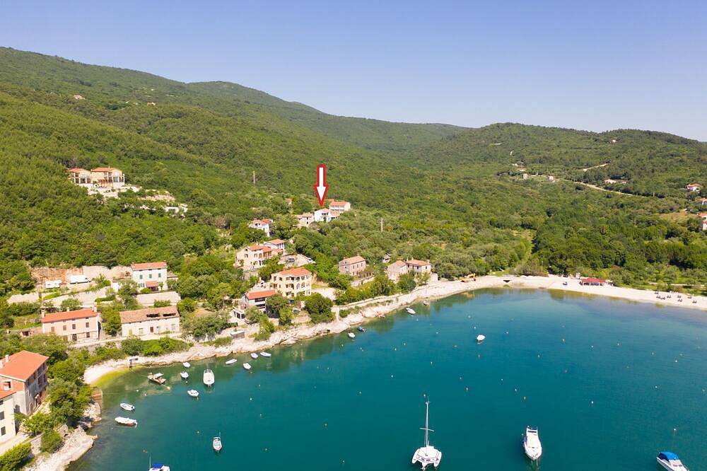 Ganze Wohnung, Traumhaftes Apartment, in Sveta Marina, mit Garten, grosser Terrasse, Pavillon in Raša, Ostküste Istrien