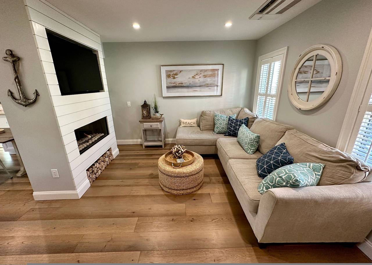 Beautifully Renovated 2 Bed 2 Bath Private Home in Newport, Newport County