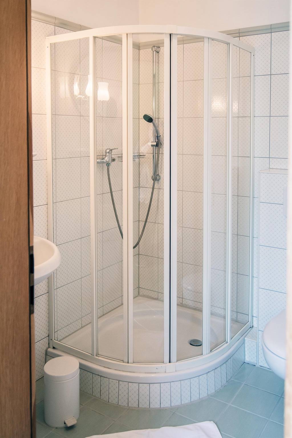 Doppelzimmer, Bad, Wc, 1 Schlafraum in Overath, Rheinisch-Bergischer Kreis