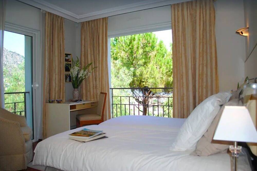 Beautiful Villa overlooking the bay with heated pool & A/C short walk to the Sea in Beaulieu-sur-Mer, Nice region