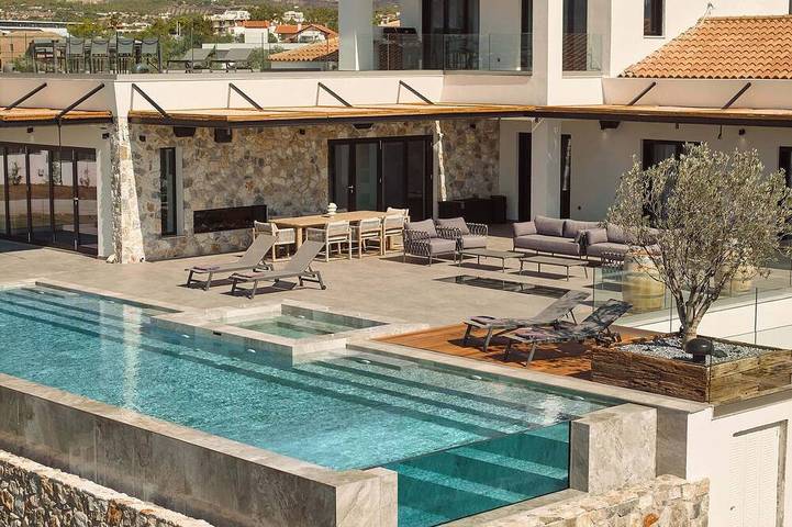 Ferienhaus für 14 Personen, mit Garten und Sauna sowie Whirlpool in Loutraki