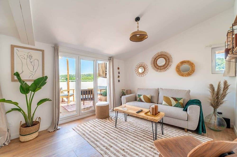 Ganze Wohnung, Le Colombier – Jacuzzi & Terrasse Tropézienne in Flassans-sur-Issole, Mittelmeerküste (Frankreich)