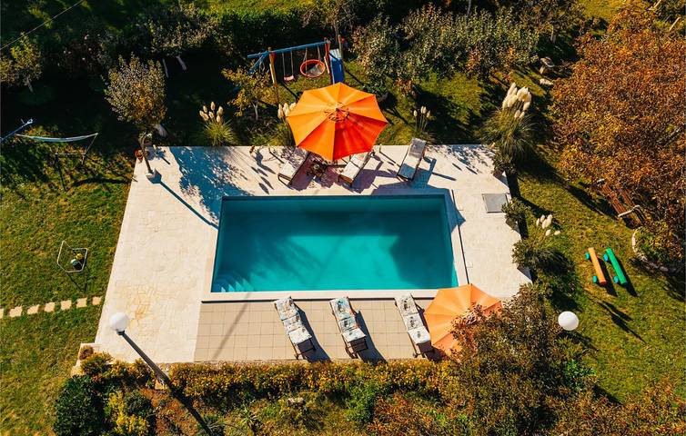 Gemütliche 125 m² große Wohnung mit Pool, Terrasse und WLAN in der Nähe des Flusses Ričina in Imotski, Makarska Riviera