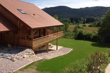 Gîte pour 10 personnes, avec balcon ainsi que jardin et sauna à Liézey