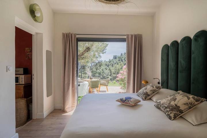 Maison d’hôte pour 2 personnes, avec Terrasse et Jacuzzi ainsi que Jardin et Piscine