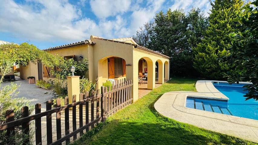 Gîte pour 4 personnes, avec Terrasse et Jardin ainsi que Piscine et Vue dans San Martin Sarroca