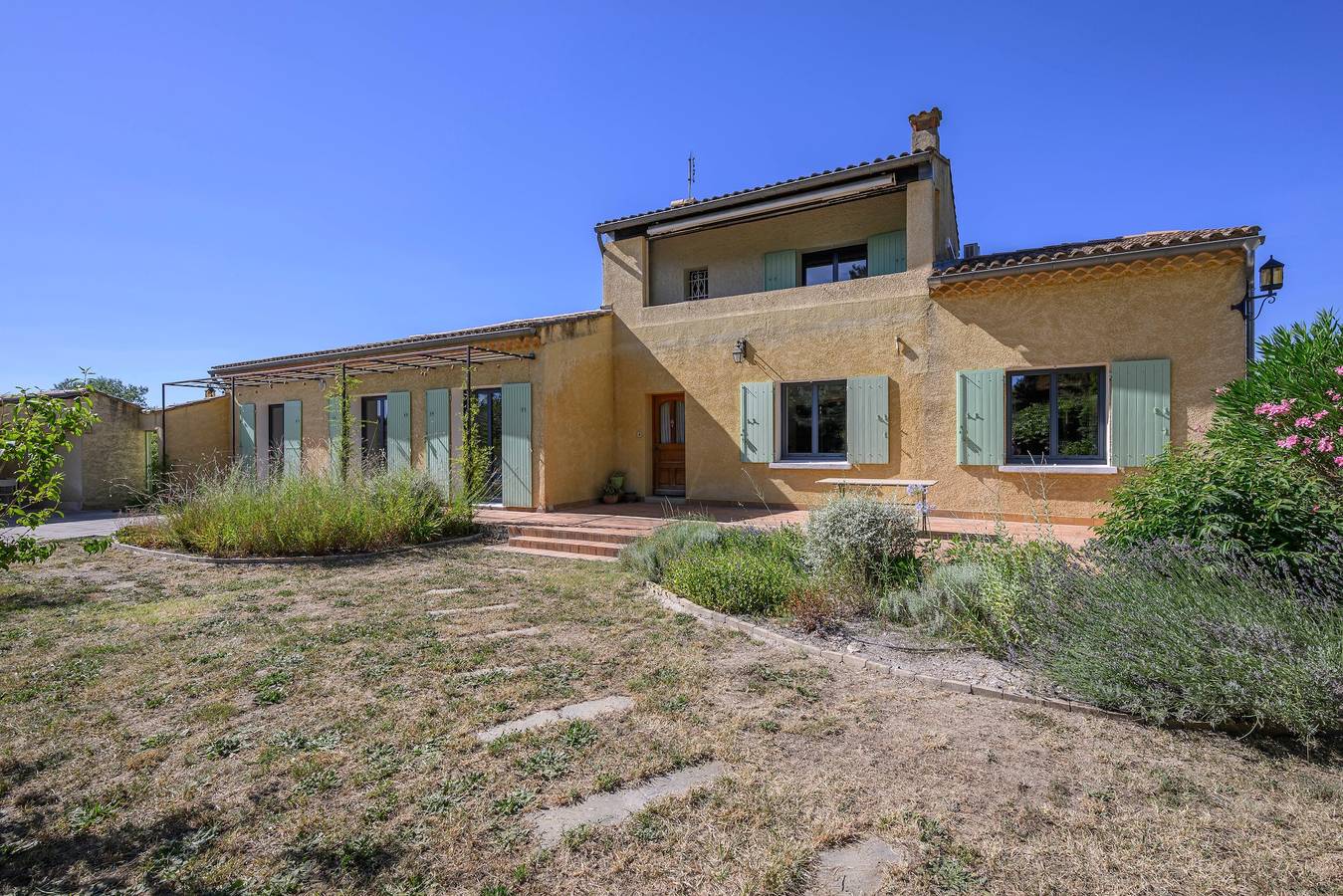 Maison de vacances « Villa Les 2 Pins Piscine »  jardin trampoline 14 couchages in Entraigues-sur-la-Sorgue, Vaucluse