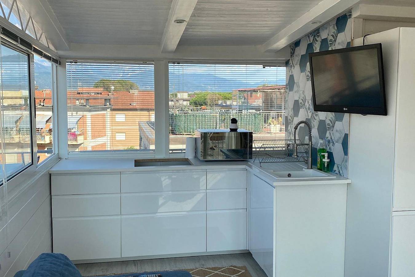 Ganze Ferienwohnung, Cosy Apartment with Terrace view in Sarzana, Italy in Marinella di Sarzana, Sarzana