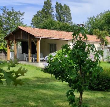 Gîte pour 2 personnes, avec jardin ainsi que piscine et terrasse à Oeyreluy
