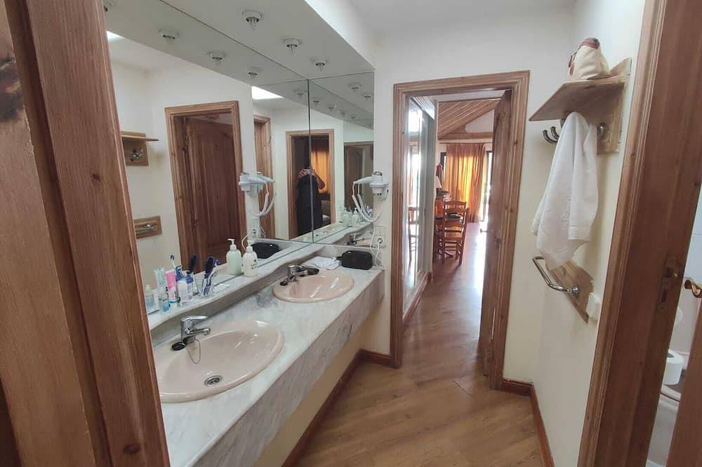 Fantastic Poolside Villa w. Sea view in Costa Teguise, Lanzarote, Canary Islands in Costa Teguise, Teguise