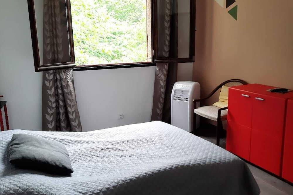 Ganze Wohnung, Group offer T3**** + 5 rooms--> 15 people / private interior and garden in Speloncato, Calvi und Umgebung