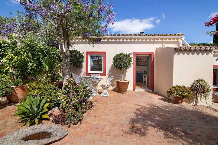 Holiday Home 'Casa Felix Number 1' with Shared Pool, Shared Terrace and Wi-Fi in Loulé (São Sebastião), Faro distrikt