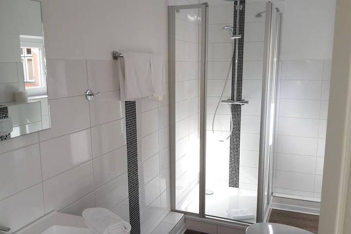 Doppelzimmer klein (Standard) - Pension Marktblick - bed & breakfast in Friedrichstadt, Eider-Treene-Sorge