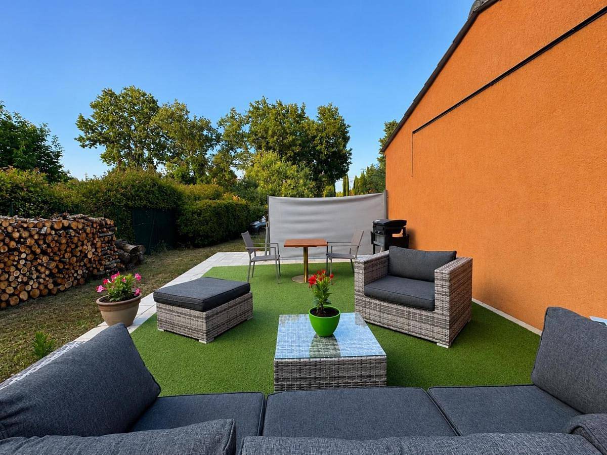 Appartement entier, Appartement situé dans une propriété privée avec terrasse équipée avec plancha proche du lac de saint Cassien in Montauroux, Côte méditerranéenne (France)
