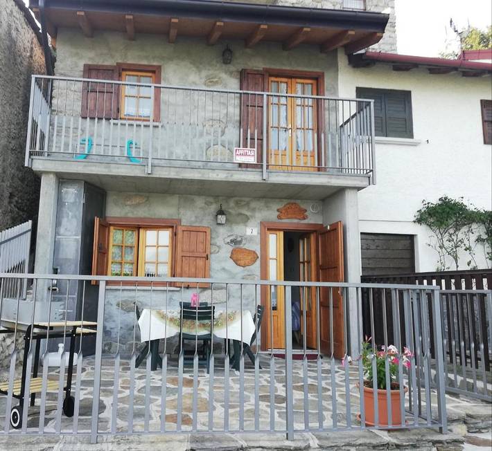Ferienhaus für 4 Personen, mit Balkon und Terrasse sowie Garten und Seeblick