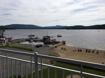 Gîte pour 5 personnes, avec vue sur le lac ainsi que terrasse et vue dans Saint Donat De Montcalm