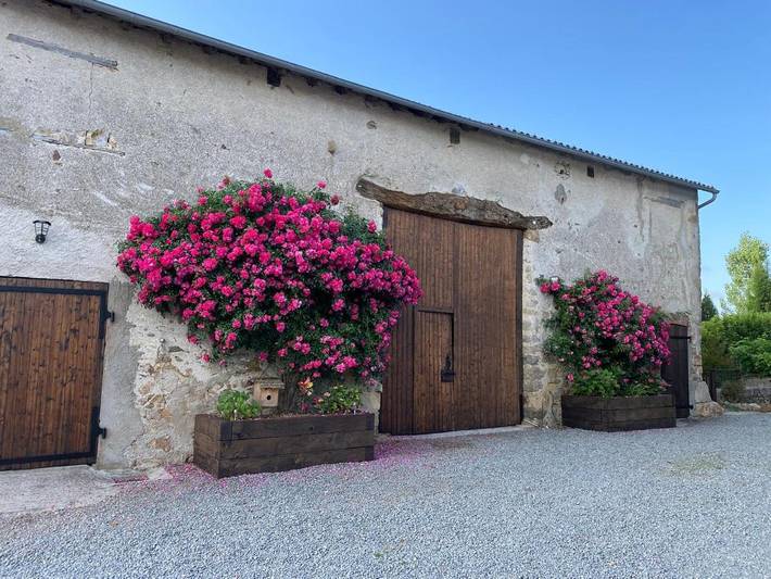 Location de vacances pour 2 personnes, avec jardin et piscine ainsi que vue et terrasse à Dinsac
