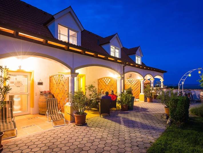 Im Apartmenthaus Martina in Mörbisch am See, Leithaberg