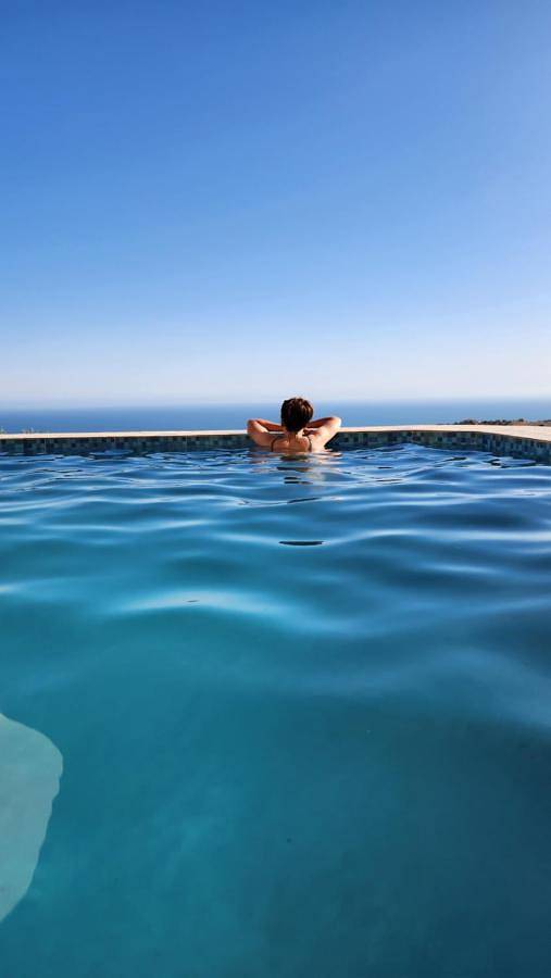 Gîte pour 2 personnes, avec jardin et piscine ainsi que terrasse et vue