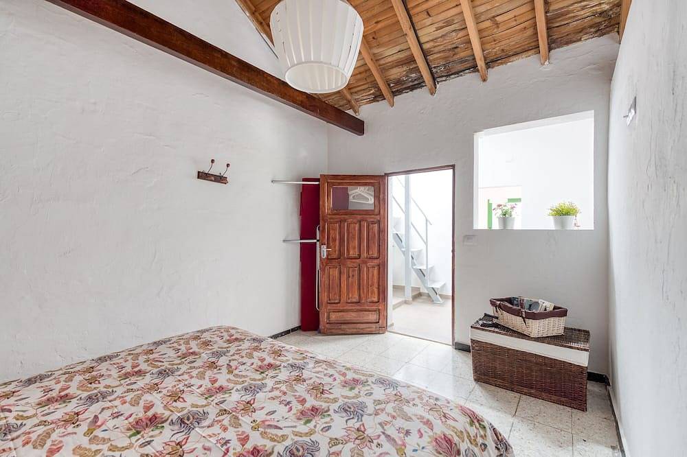 Cotte de famille parmi les olives in Temisas, Agüimes