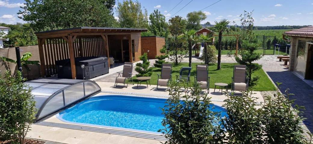 Ferienwohnung für 4 Personen, mit Whirlpool und Garten sowie Sauna und Pool