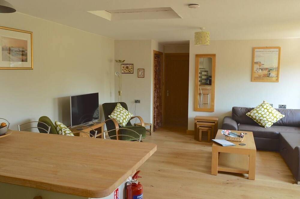 Cotenham long barn with hot tub in Woodbastwick, The Broads
