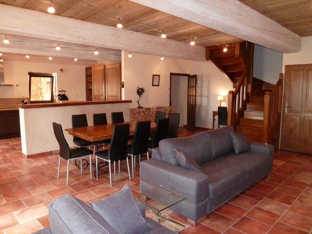 Gîte voor 10 personen met terras in Leynes, Mâcon en omgeving