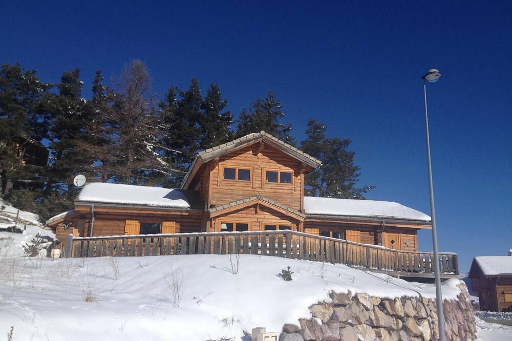 Authentic Scandinavian log cabin in La Joue du Loup, Le Dévoluy